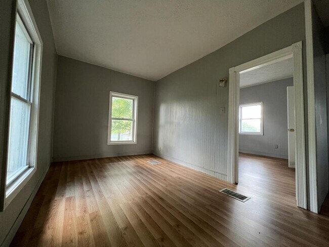 Building Photo - 415 E Broadway St