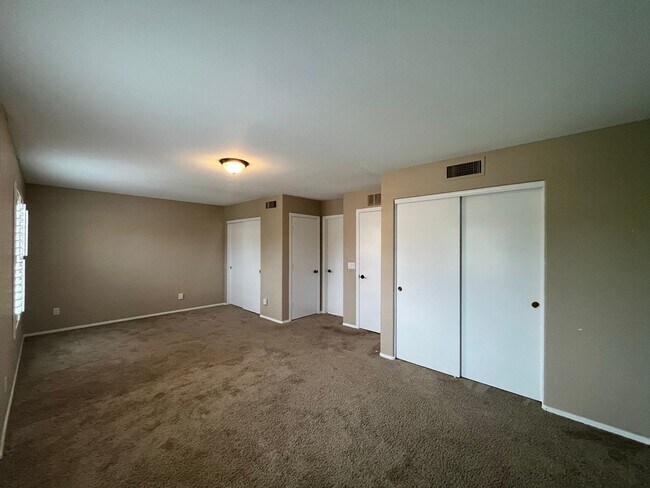 Building Photo - 4 Bedroom Home Near N McQueen Rd and E Cha...