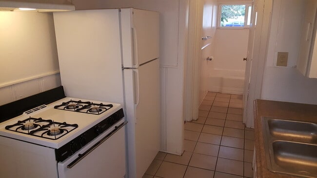 Building Photo - Charming 1bdr duplex with private yard and garage!