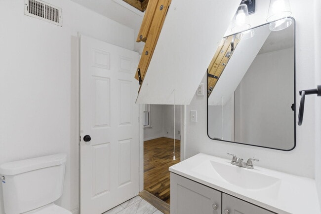 Building Photo - 1420 S Pickwick Ave