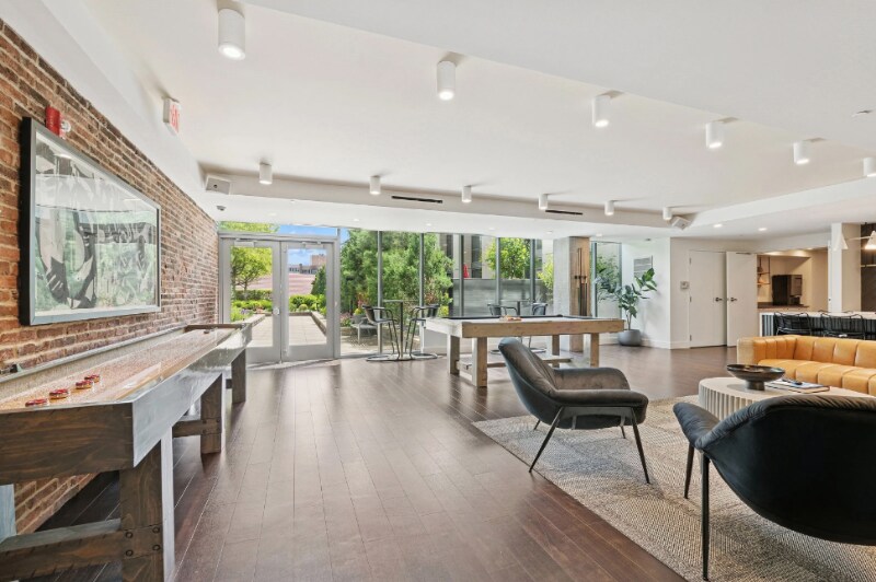 Building Photo - 938 W Lake St