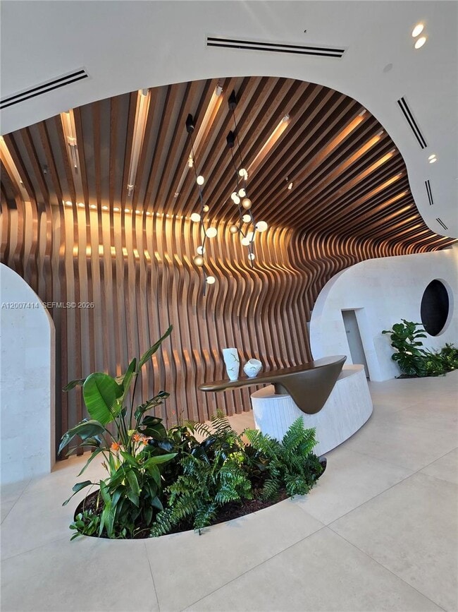 Building Photo - 700 NE 24th St