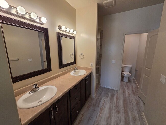 Building Photo - Large 4 Br - like new under $2k!