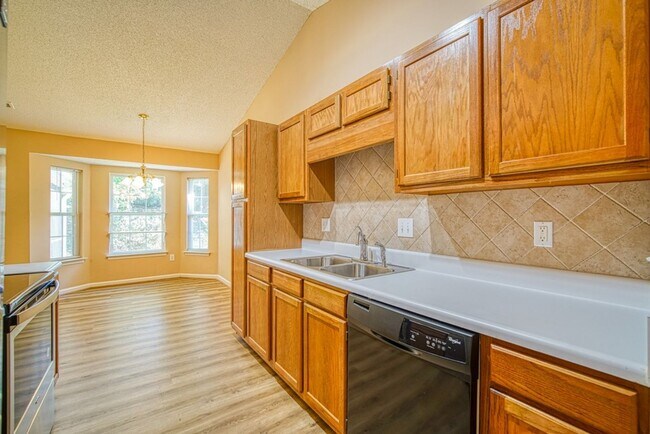 Building Photo - Spacious 4 BR, 2 BA Home On Quiet Cul de Sac, Private Fenced Backyard, Community Pool