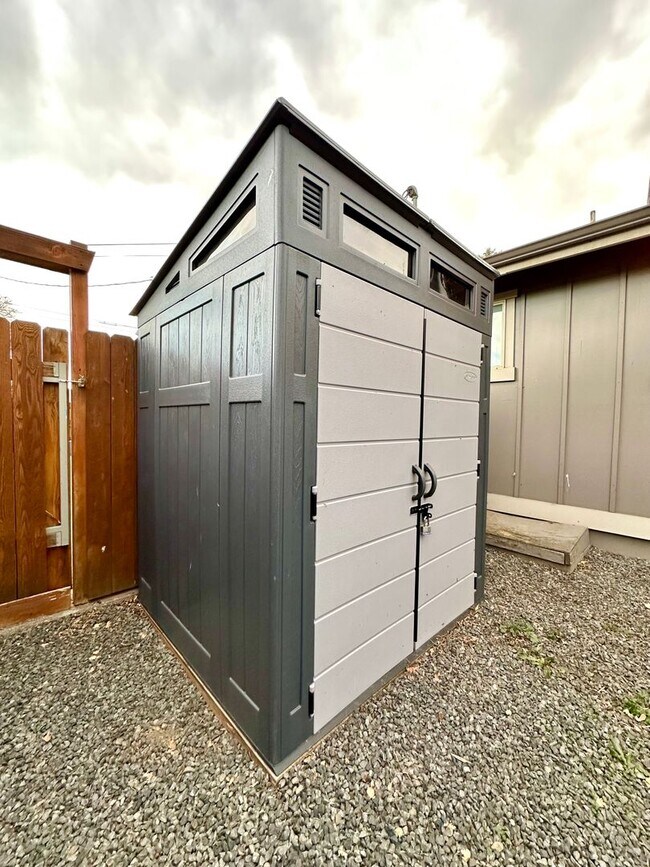 Building Photo - 1139 SW Indian Ave