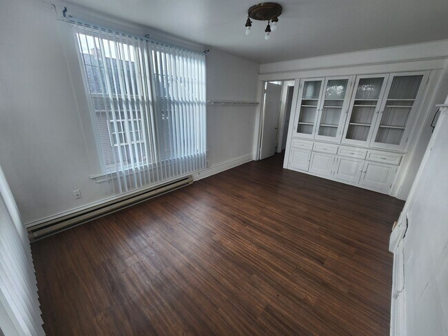 Building Photo - 455 NE Campus St