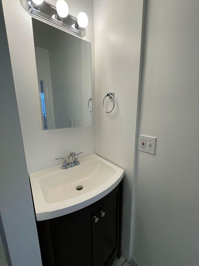 Building Photo - 2360 W Dickens Ave