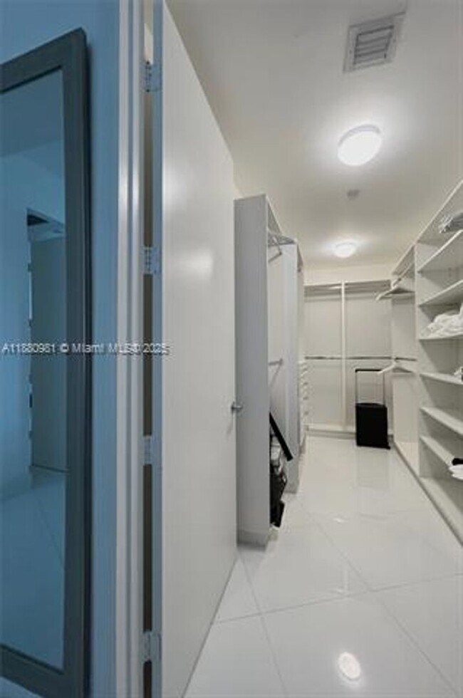 Building Photo - 15811 Collins Ave