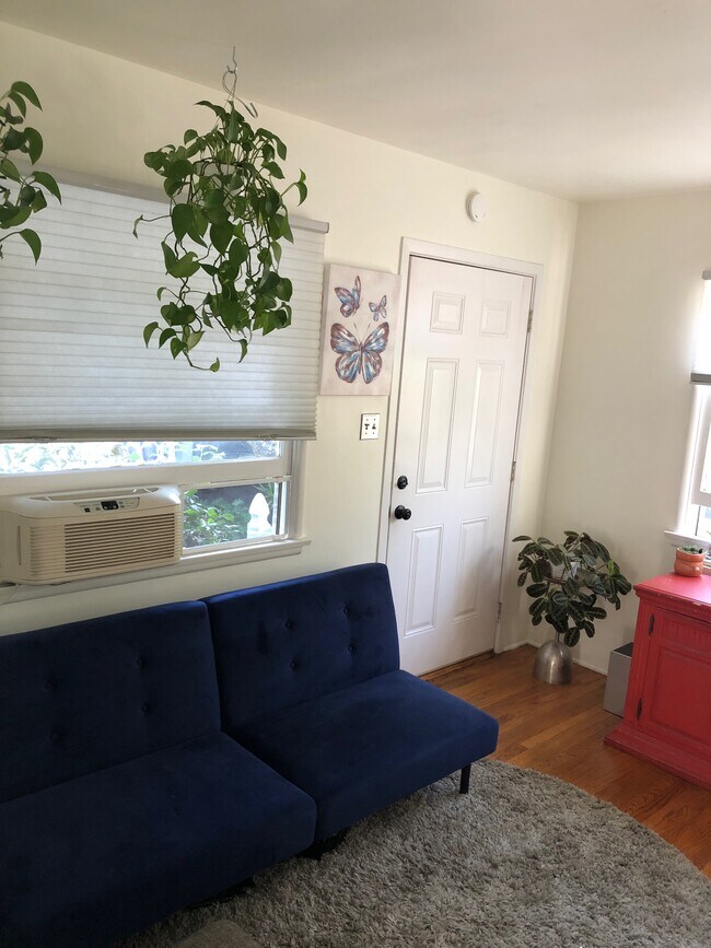 Building Photo - 3023 E 5th St