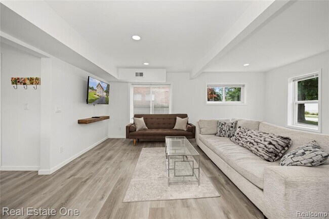 Building Photo - 3420 Fairmont Rd