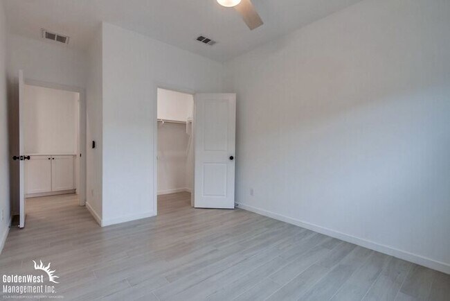 Building Photo - Stunning 3Bdm 2.5Ba Townhouse in Gated Com...