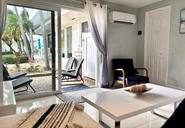 Building Photo - 1705 N Riverside Dr