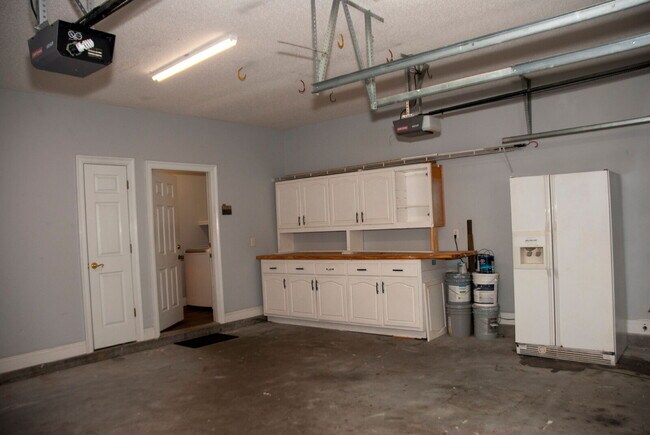Building Photo - Luxury 3 bedroom 3.5 bath home in GATED co...