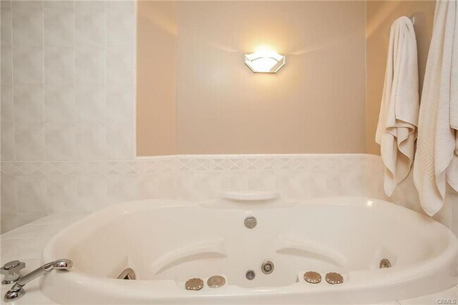 Building Photo - Charming 3-Bedroom Woodland Hills Home wit...