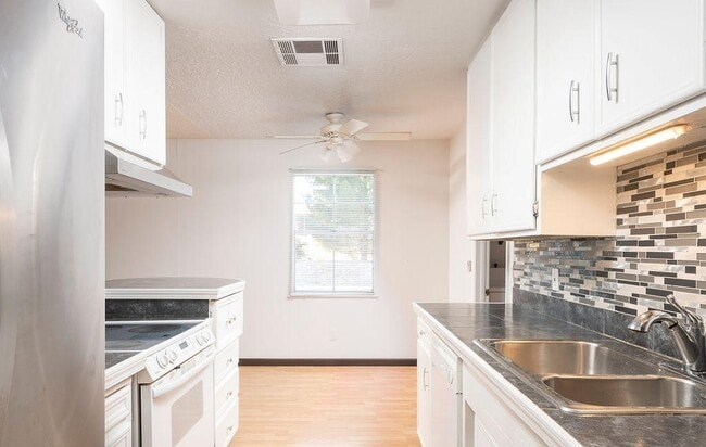 Building Photo - 2955 Huntington Dr