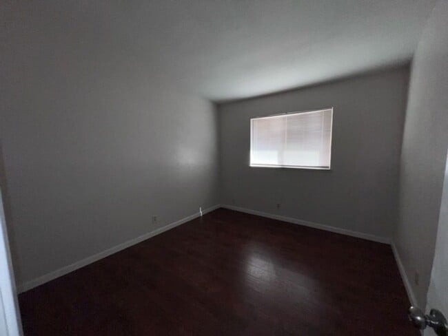 Building Photo - Spacious home close to shopping and transp...