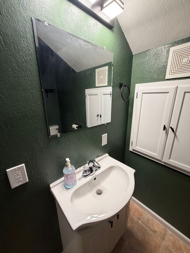 Building Photo - AVAILABLE NOW - 3 bed/1.5 bath Home In Superior with Bonus Room!