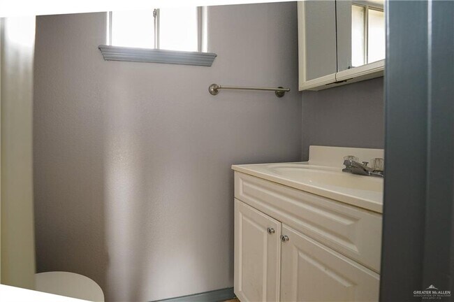 Building Photo - 204 E Gomez Dr