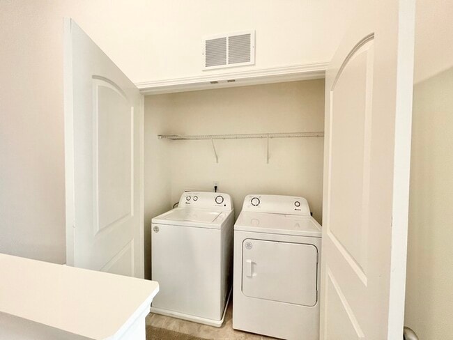 Building Photo - Charming 2 br 2.5 ba townhome covered fron...