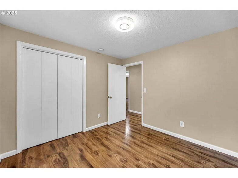 Building Photo - 1320 NW Maple Ln
