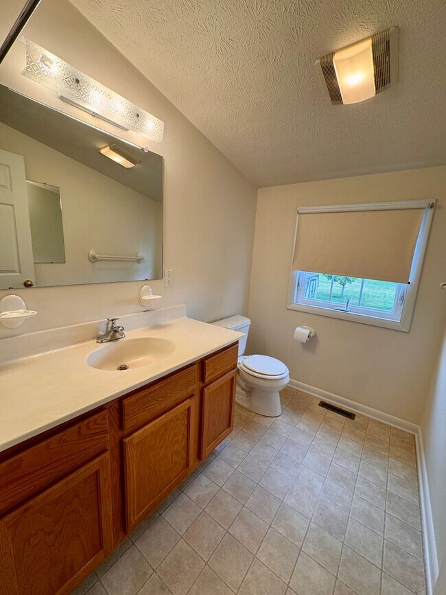 Building Photo - House for Rent in Bridgewater