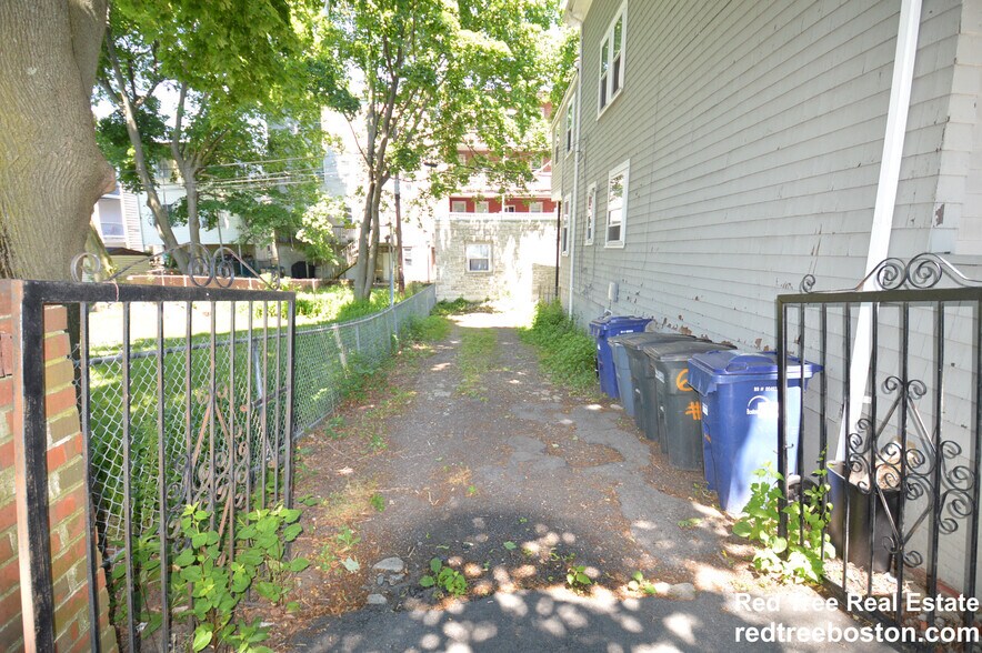 Building Photo - 678 Bennington St