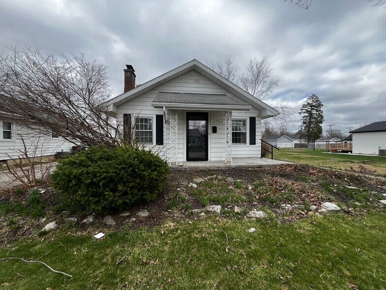 Building Photo - 2706 Waynewood Dr