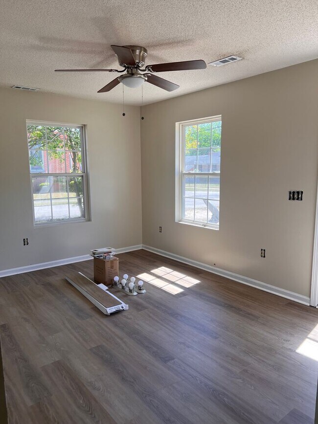 Building Photo - Two bedroom Two bathroom Duplex
