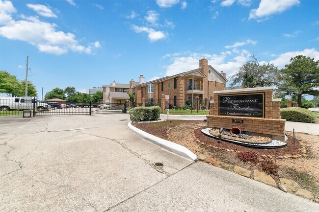 Building Photo - 3770 Lovers Wood Ln