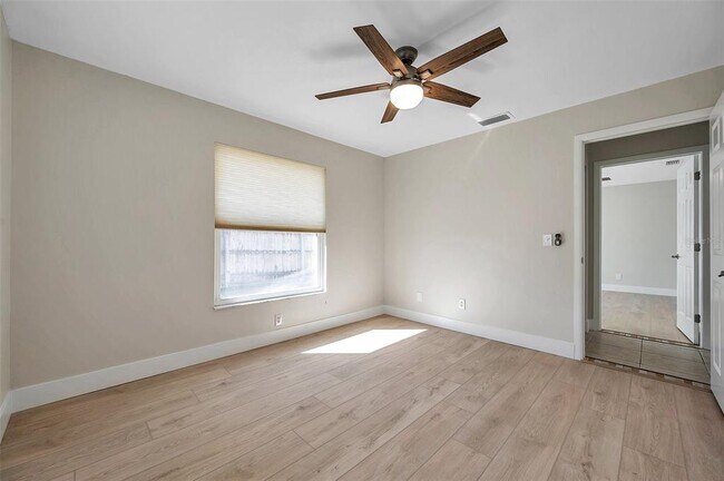 Building Photo - 8789 Maplewood Rd