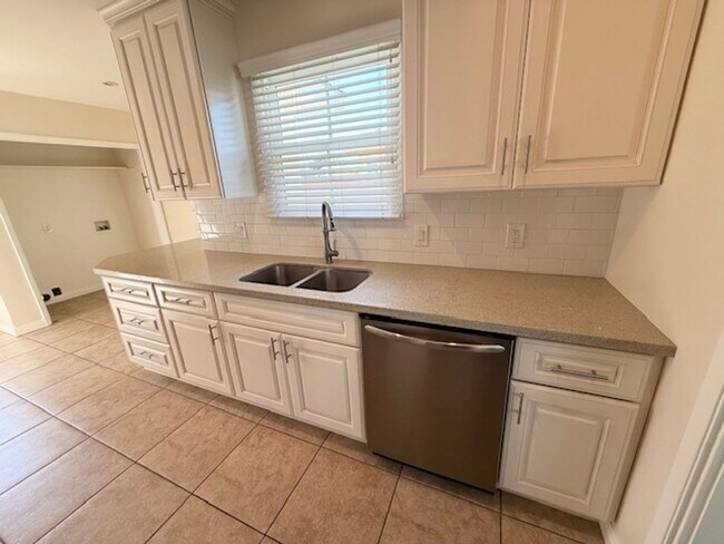 Building Photo - WONDERFUL LAKEWOOD HOME-NEW ON MARKET!!