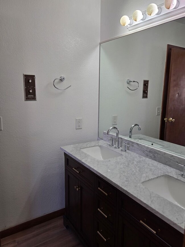 Building Photo - Newly Updated 4 Bedroom East Anchorage Home!