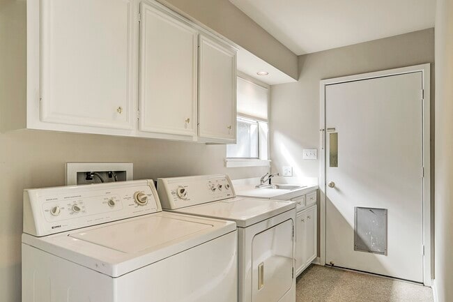 Building Photo - 15614 Whitewater Ln