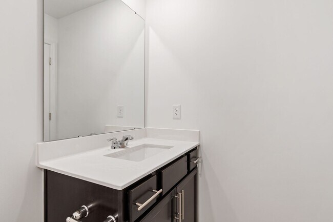 Building Photo - Updated 3BR Townhome with Pool and Spaciou...