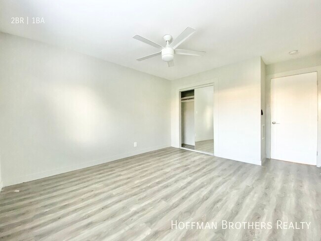 Building Photo - 1537 N Kenmore Ave