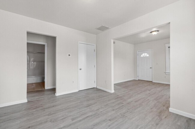 Building Photo - 2 Bedroom Townhouse Apartment- SECTION 8 F...