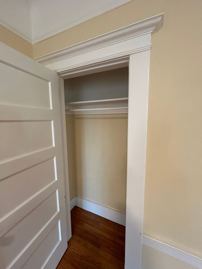 Building Photo - Two Bedroom Available Now in Noe Valley!!