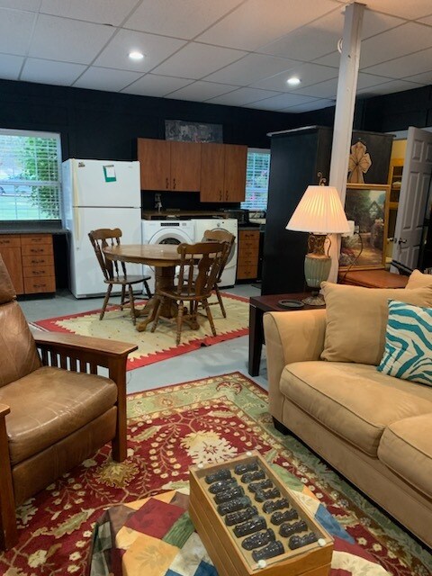 Building Photo - 2887 Lakeshire Dr