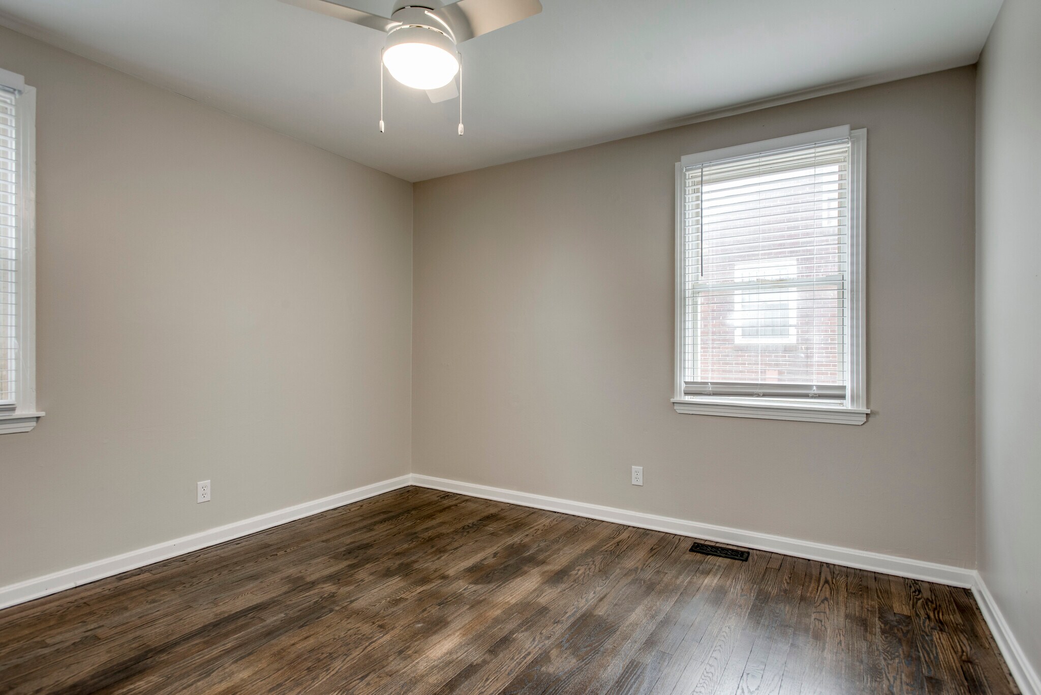 Building Photo - 2204 Rosehaven Dr