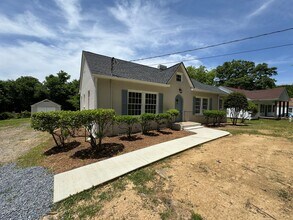 Building Photo - Renovated 3/2.5 House with bonus room in South Rome- $1,795