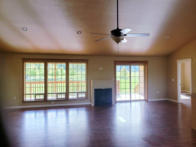 Building Photo - 3bedroom 2bath House