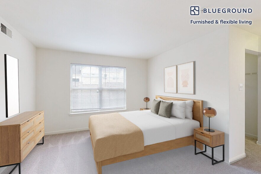 Building Photo - 15717 Winners Dr