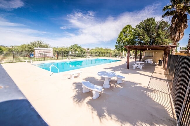 Building Photo - Cozy Condo! 2 Bedroom, 1 Bath, Washer & Dryer and Jacuzzi included!