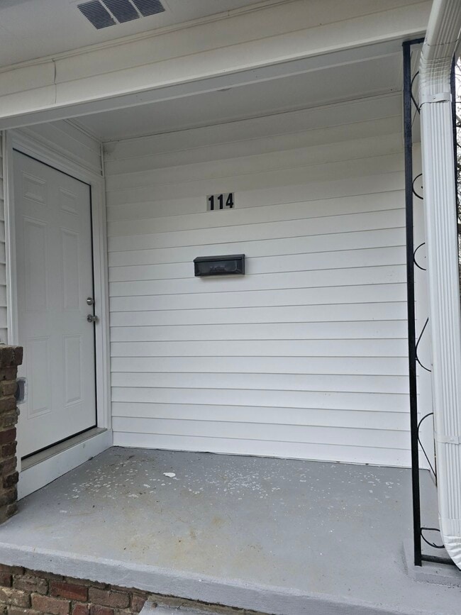 Building Photo - 114 Tacoma Rd