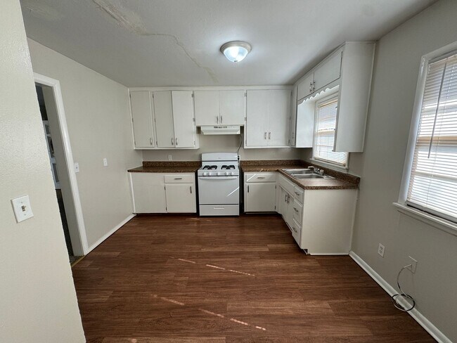 Building Photo - Spacious 3-Bedroom, 1-Bath Home with Garag...