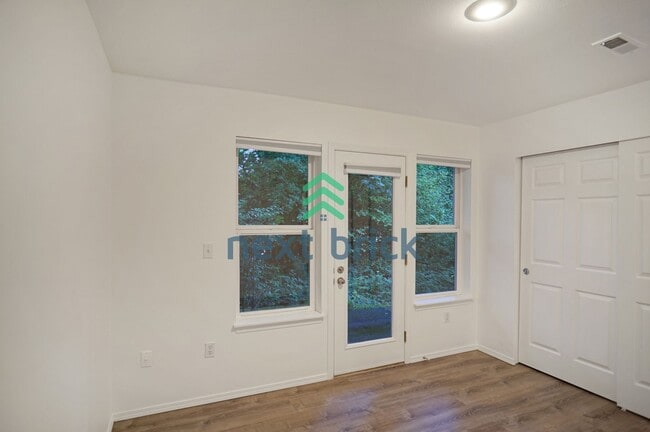 Building Photo - Beautiful home with 3 beds, 2.5 baths for ...