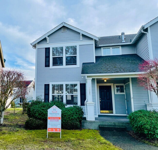 Building Photo - Delightful DuPont 3 Bedroom Townhouse