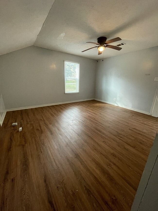 Building Photo - 732 Cedarhurst Rd