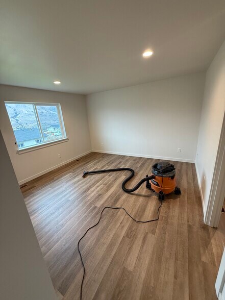 Building Photo - 562 S Joseph Ave