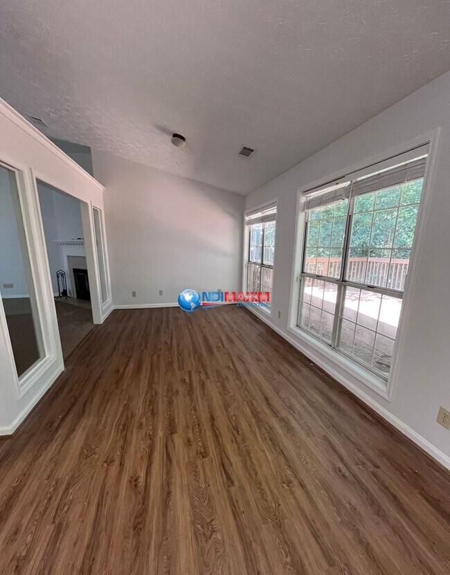 Building Photo - Newly renovated ranch in the COLLINS HILL ...
